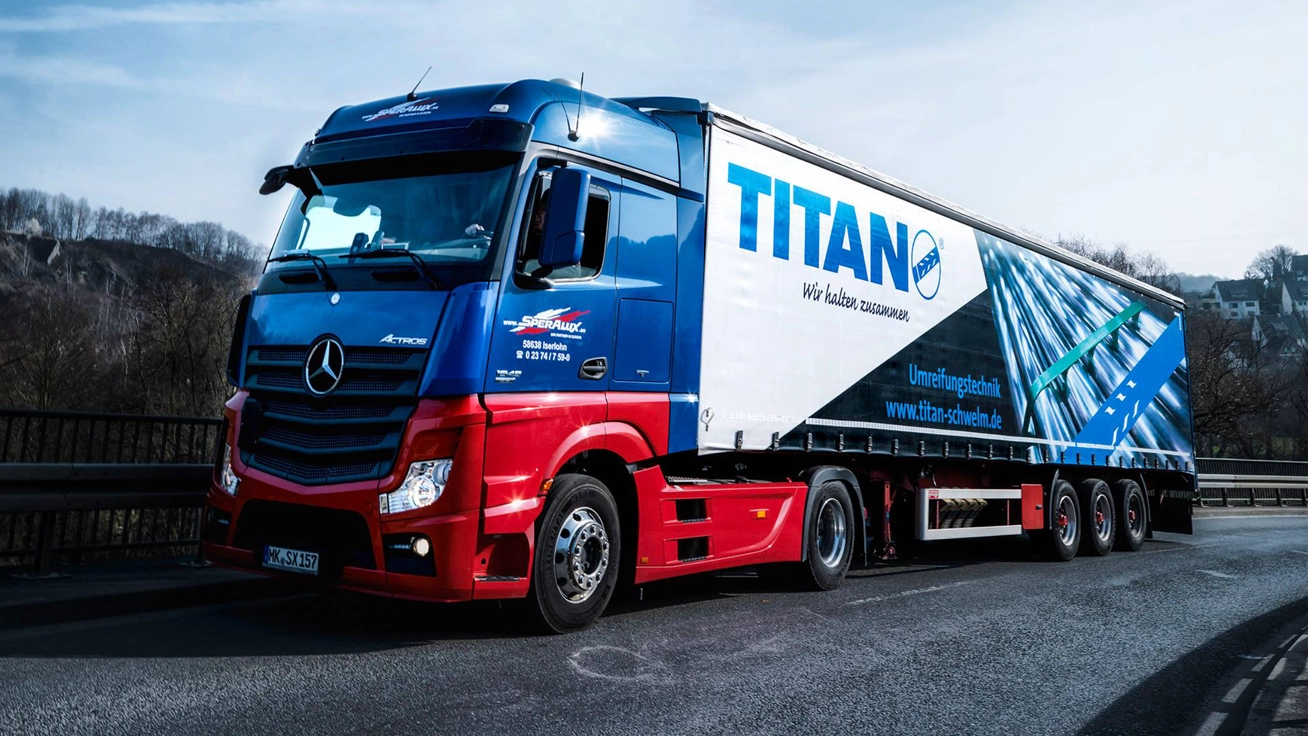 Samochód ciężarowy Mercedes z reklamą wiązarek firmy TITAN